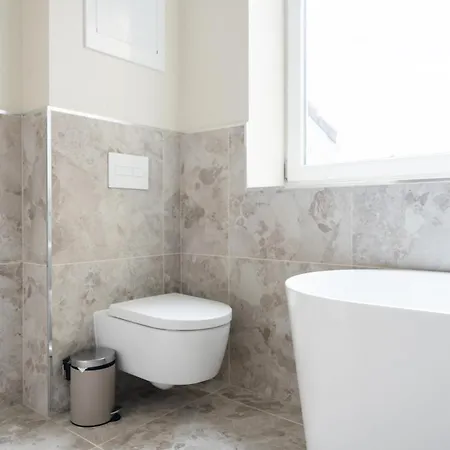 Large In Historical Street דירה