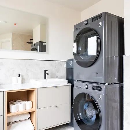 Large In Historical Street דירה